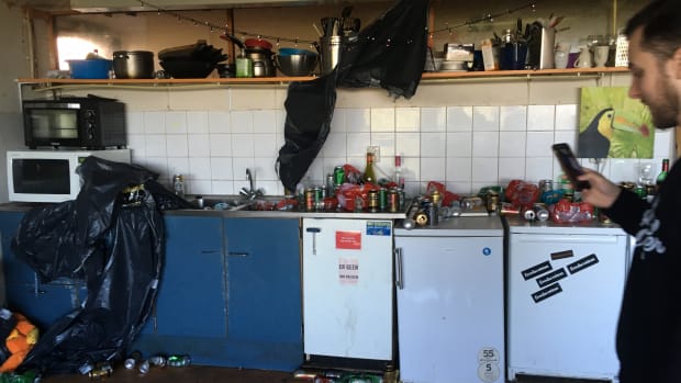 Terwijl jij je roes uitslaapt, maakt Frisse Kater je huis schoon